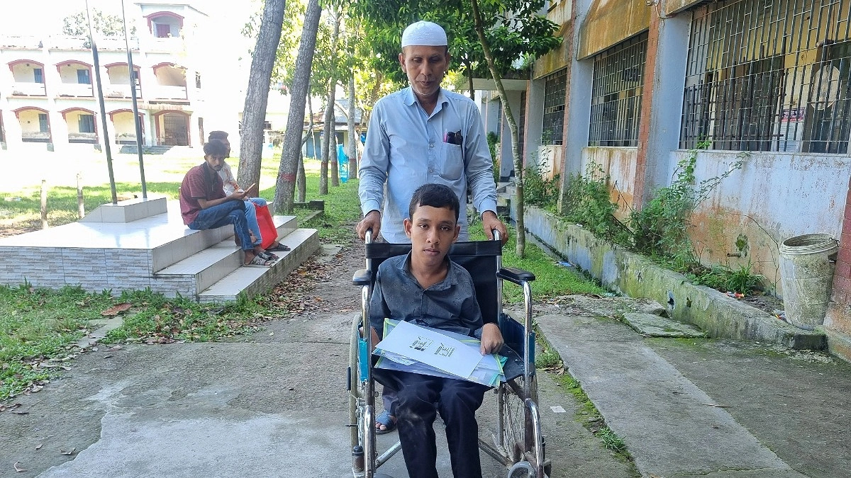হুইলচেয়ারে কলেজে গেল সেই ইয়াসার, স্বপ্ন চিকিৎসক হওয়ার