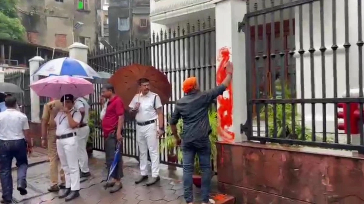 কলকাতায় আনন্দবাজার পত্রিকা অফিসের দেয়ালে গেরুয়া রঙ লাগাল বিক্ষোভকারীরা