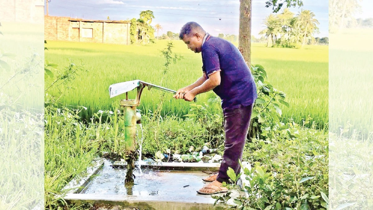কৃষকের তৃষ্ণা মেটান আকরাম