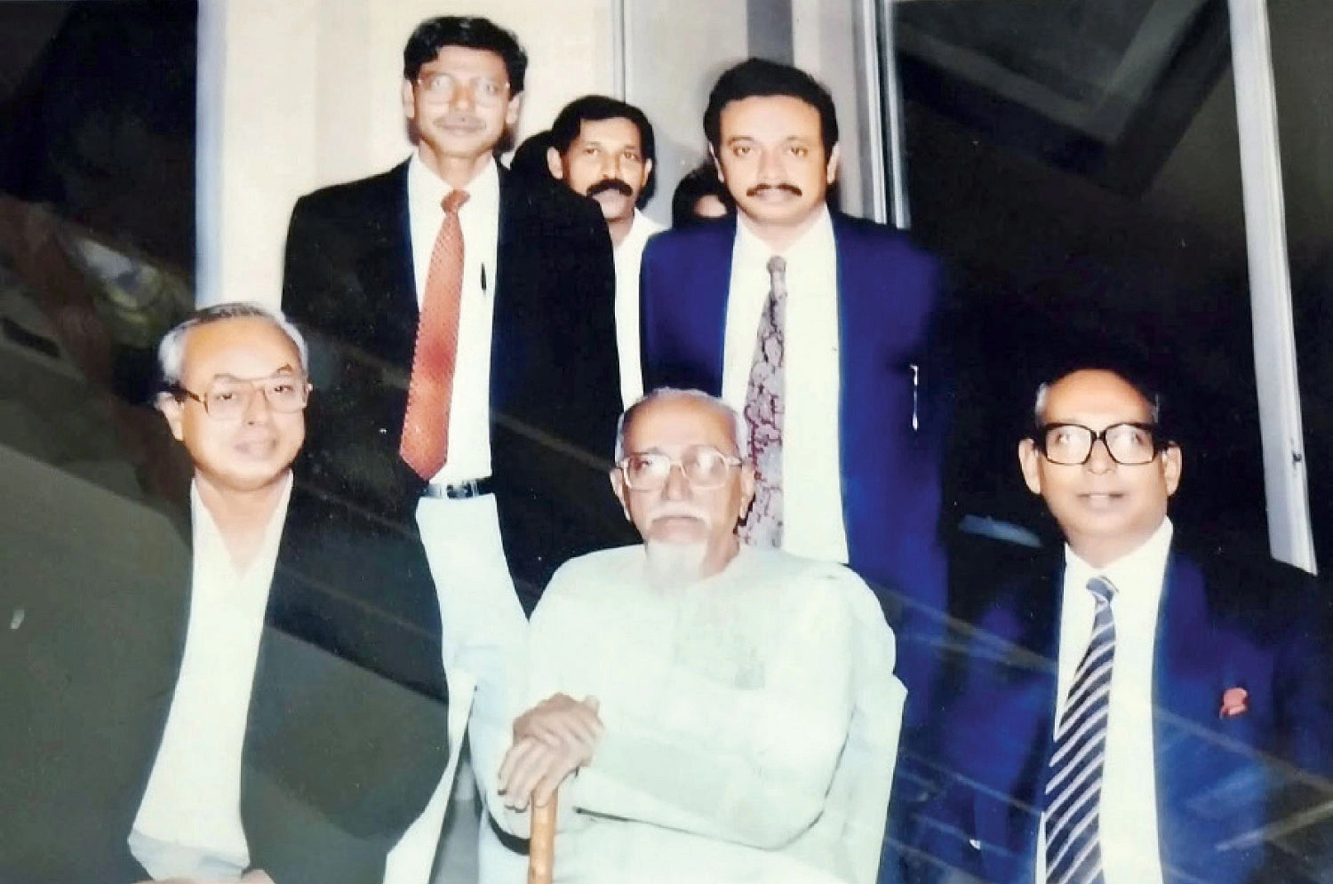 ১৯৯১ সালে একটি অনুষ্ঠানে তোলা ছবিতে (বাঁ থেকে) লেখক-গবেষক মাইদুল হাসান, জাতীয় অধ্যাপক আবদুর রাজ্জাক, ইউপিএলের কর্ণধার মহিউদ্দিন আহমেদ পেছনে বদিউদ্দিন নাজির, ড. কামাল সিদ্দিকী ও মুদ্রাকর তোফাজ্জল হোসেন ১৯৯১ সালে একটি অনুষ্ঠানে তোলা ছবিতে (বাঁ থেকে) লেখক-গবেষক মাইদুল হাসান, জাতীয় অধ্যাপক আবদুর রাজ্জাক, ইউপিএলের কর্ণধার মহিউদ্দিন আহমেদ পেছনে বদিউদ্দিন নাজির, ড. কামাল সিদ্দিকী ও মুদ্রাকর তোফাজ্জল হোসেন
