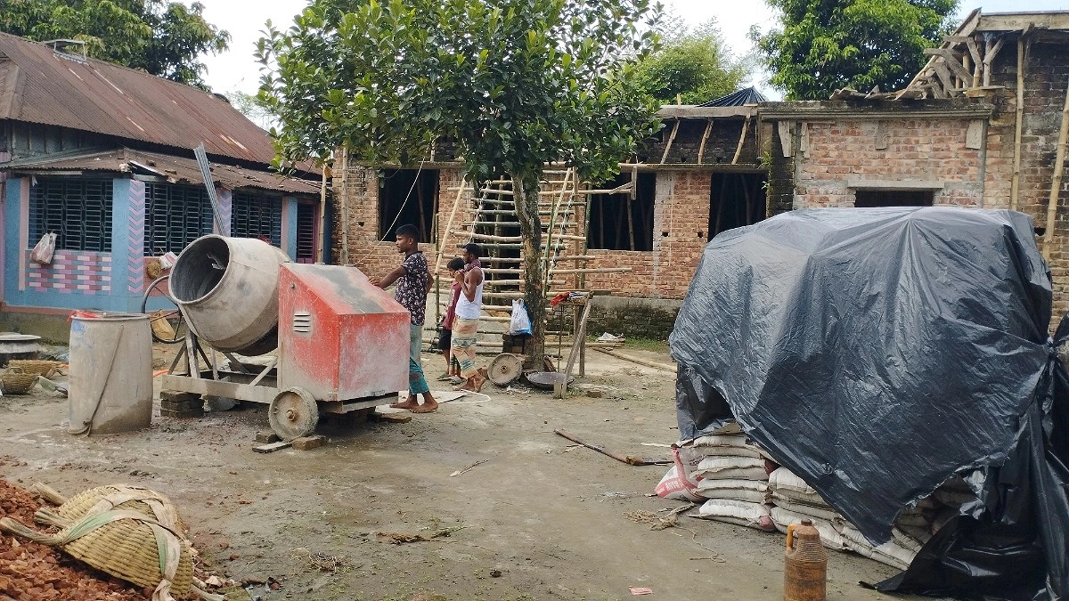 নান্দাইলে ১৪৪ ধারার নিষেধাজ্ঞার পরও জমিতে ভবন নির্মাণের চেষ্টা