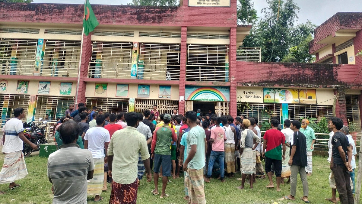 শিক্ষার্থীকে যৌন হয়রানির অভিযোগ, ৭ ঘণ্টা অবরুদ্ধ শিক্ষকরা