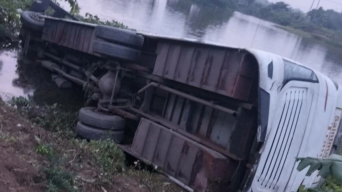 দাউদকান্দিতে মেডিকেল শিক্ষার্থীদের বাস খাদে, আহত ২০