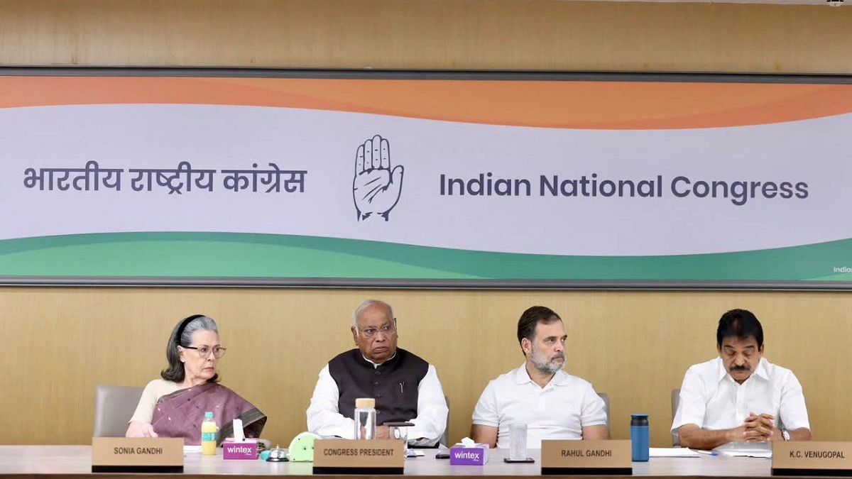 প্রধান নির্বাচন কমিশনারের পদত্যাগ চাইল কংগ্রেস, মোদি-শাহকেও সরে দাঁড়ানোর দাবি