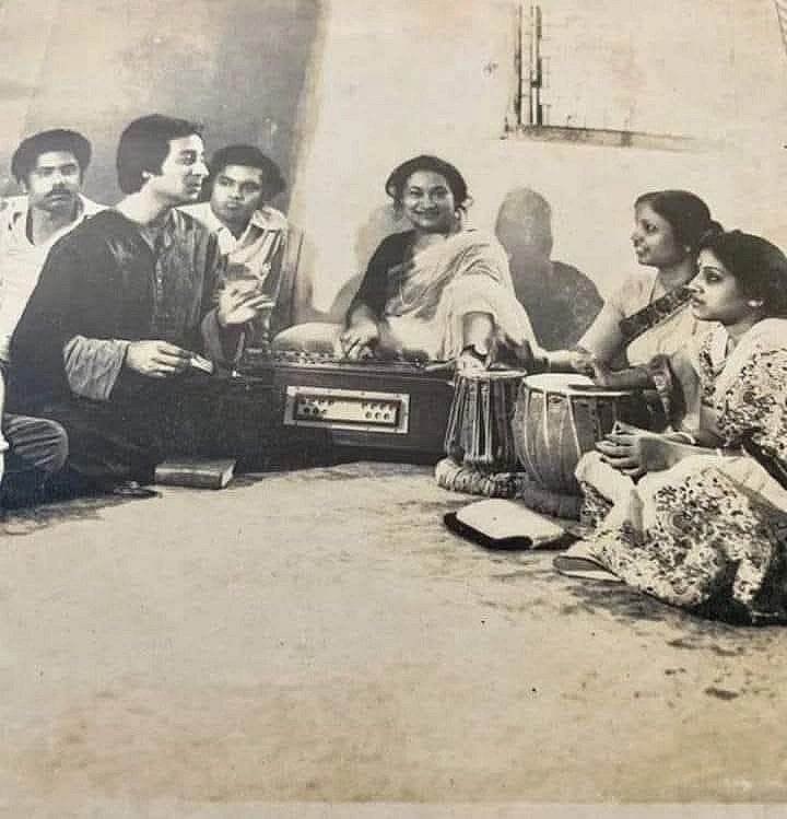 গান গাইছেন খালিদ হোসেন, হারমোনিয়ামে ফিরোজা বেগম, তবলা বাজাচ্ছেন ফেরদৌসী রহমান আর পাশে সাবিহা মাহবুব