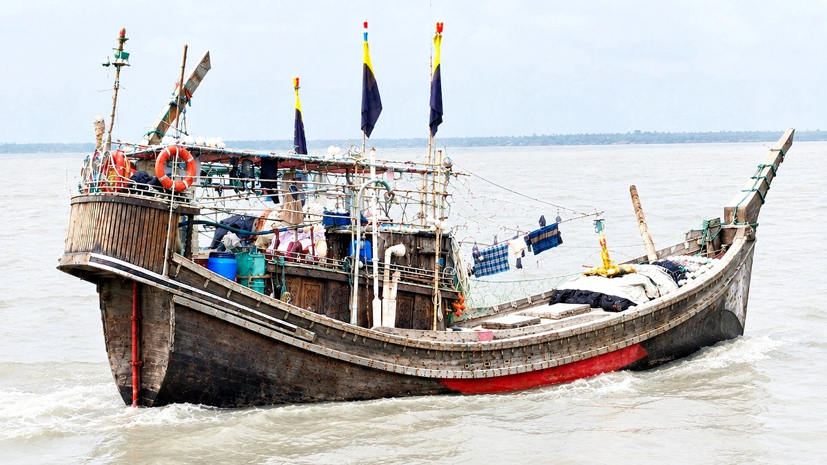 বঙ্গোপসাগরের ট্রলার থেকে পড়ে জেলে নিখোঁজ