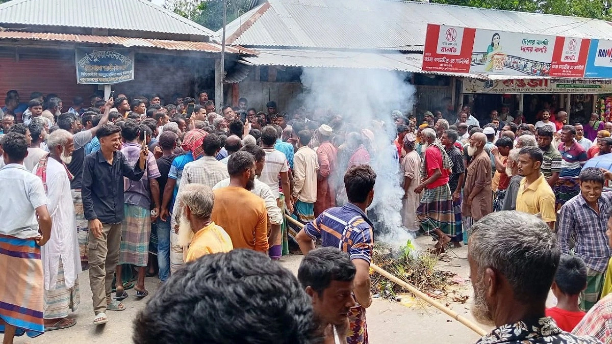 ভিড় দেখে সটকে পড়লেন সার ডিলার, সড়কে আগুন জ্বালিয়ে বিক্ষোভে কৃষকরা
