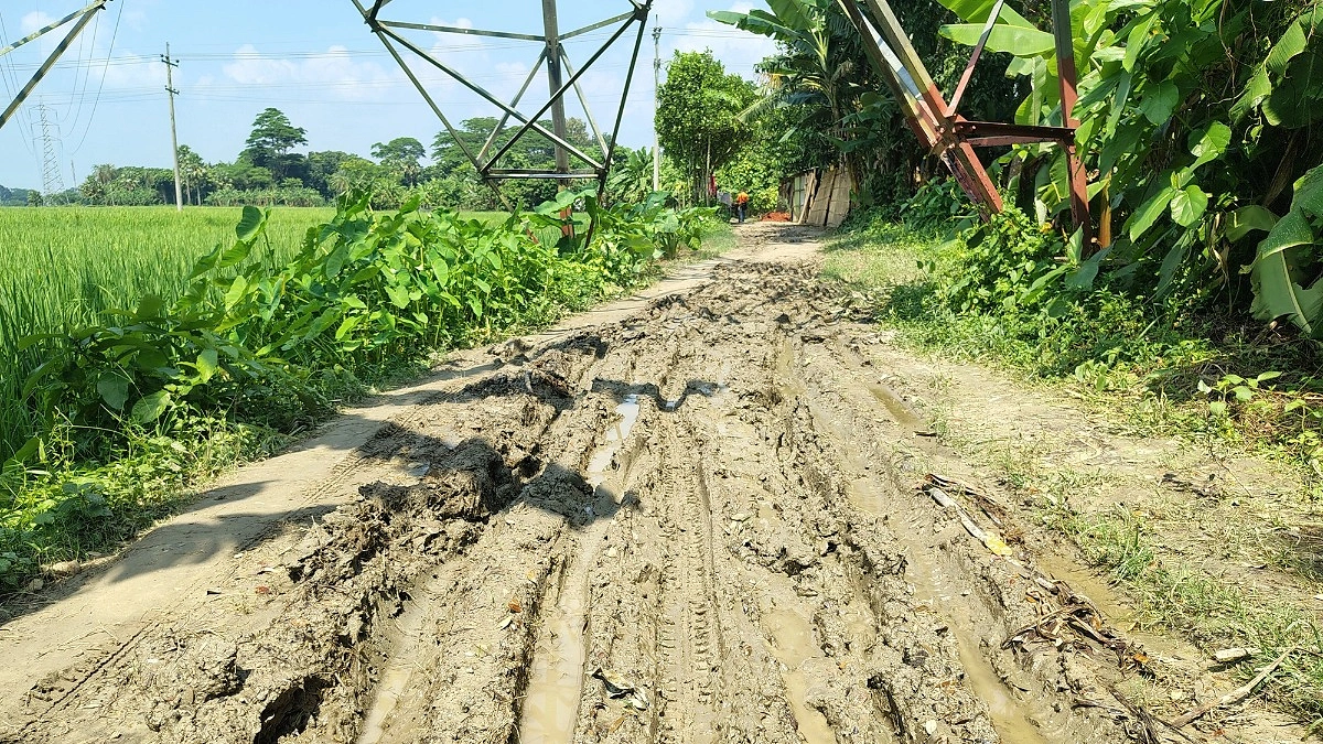 বেহাল সড়কে দুর্ভোগে পীরেরচরের ১০ হাজার মানুষ