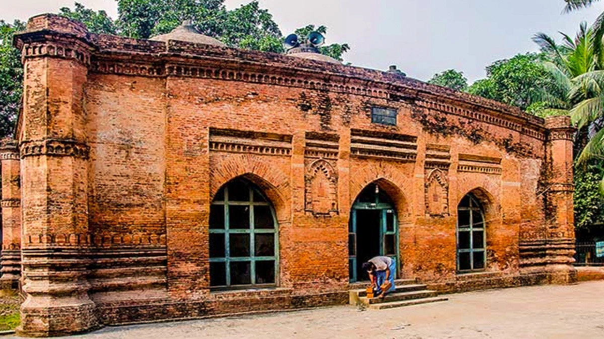 পাঁচশতাধিক বছরের পুরনো মুন্সীগঞ্জের বাবা আদম মসজিদ