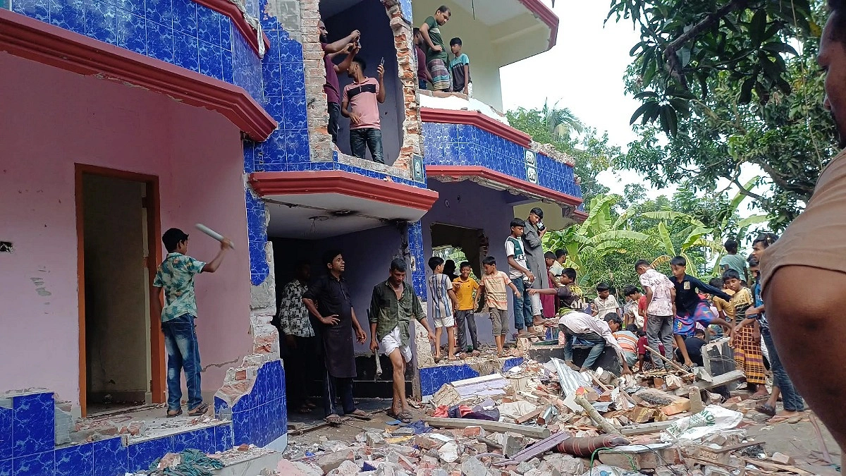 পাবনায় শিশু ধর্ষণ-হত্যা: জুমার নামাজ শেষে আসামির বাড়িতে হামলা-ভাঙচুর
