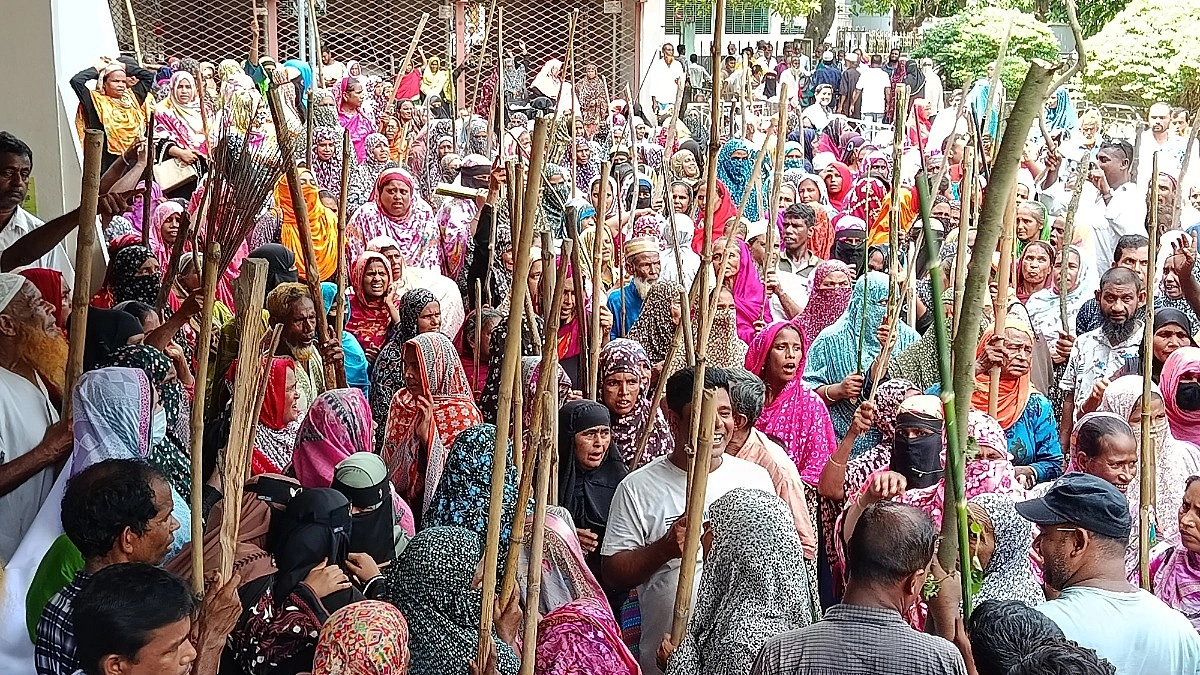 মাদারগঞ্জে সমবায় গ্রাহকদের বিক্ষোভ, উপজেলা পরিষদ ঘেরাও