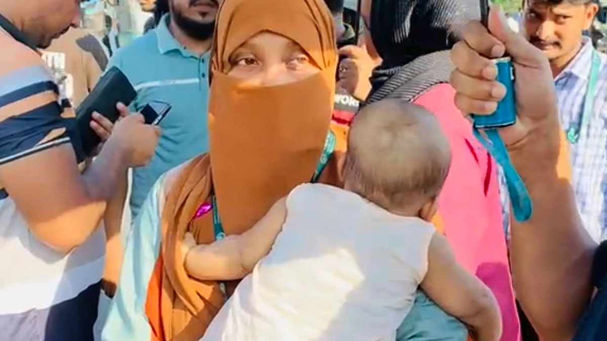ইসলামী ব্যাংক : সন্তান কোলে নিয়ে রাজপথে চাকরিহারা নারী