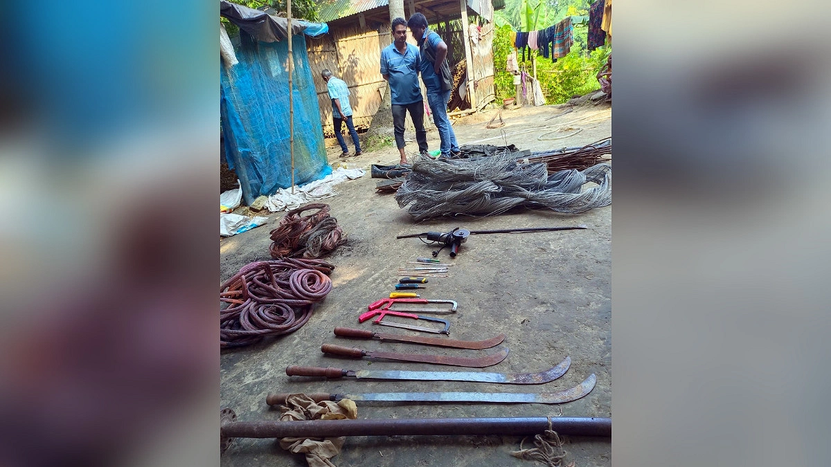 নড়াইলে চোরাই তামার তার উদ্ধার, আটক ২