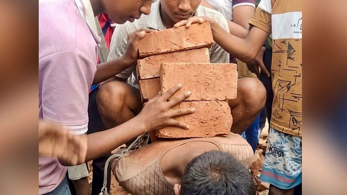 চোর সন্দেহে মারধরের পর ইটের ভার দিয়ে নির্যাতনে যুবকের মৃত্যু