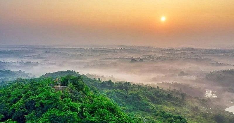 সূর্যের আলো বাড়ার সঙ্গে সঙ্গে বদলে যায় পাহাড়ের রং
