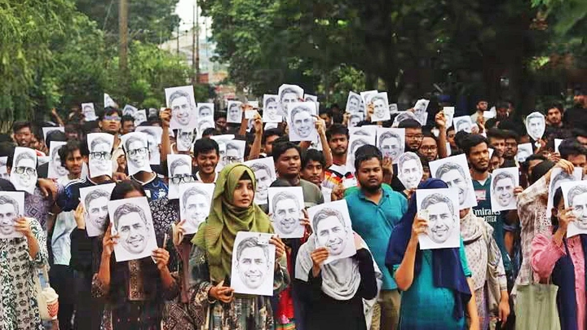 অধ্যাপক সায়েমের মুখাবয়ব আঁকা ছবি নিয়ে শিক্ষার্থীদের মিছিল