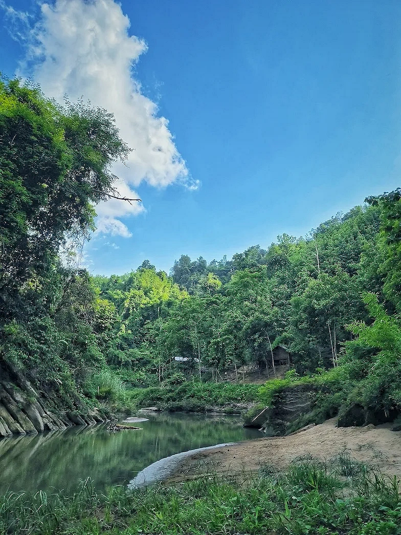থানকোয়াইন ঝর্ণার স্বচ্ছ জলে তৈরি হয়েছে প্রাকৃতিক জলাধার