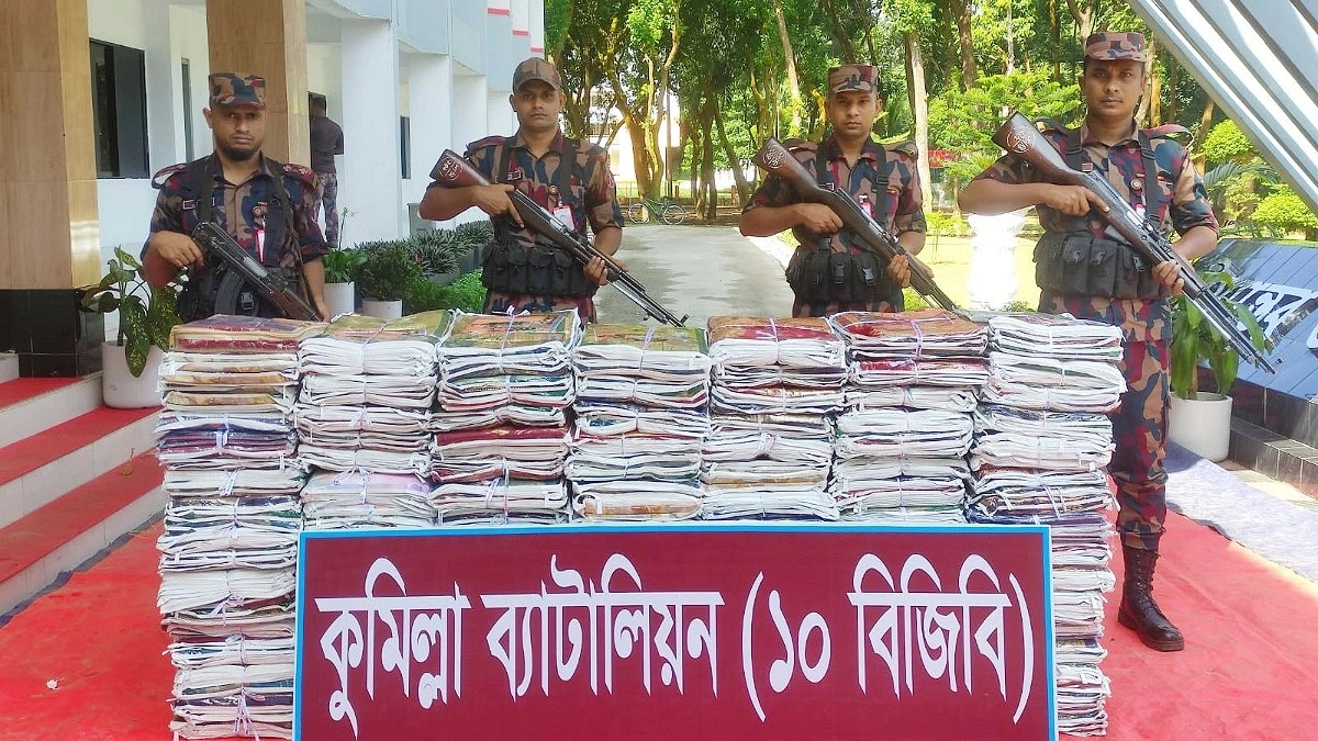 চৌদ্দগ্রাম সীমান্তে ৭৪ লাখ টাকার ভারতীয় শাড়ি জব্দ