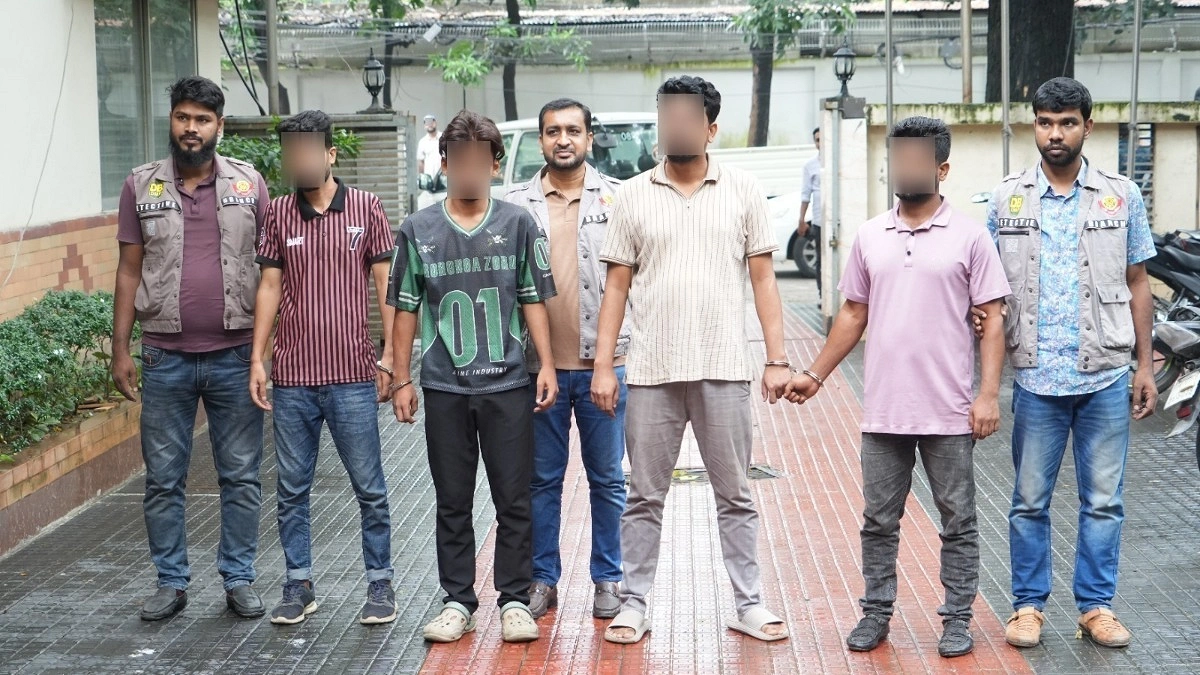 যাত্রাবাড়ী থানার সামনে ককটেল বিস্ফোরণের ঘটনায় গ্রেপ্তার ৪