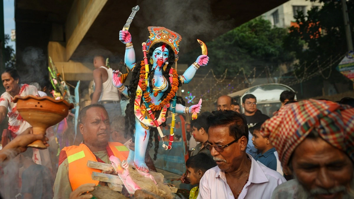 বিসর্জনের উদ্দেশ্যে নিয়ে যাওয়া হচ্ছে প্রতিমা