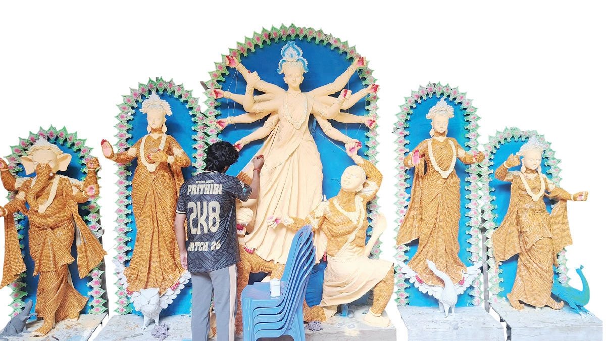 ভুট্টা দানার প্রতিমায় সাজল মণ্ডপ