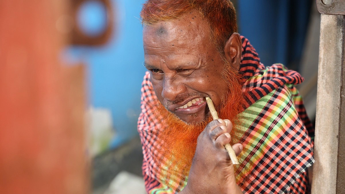 আলতাফ হোসেন দুখু মিয়া ঘুম থেকে উঠে ব্রাশ করছেন