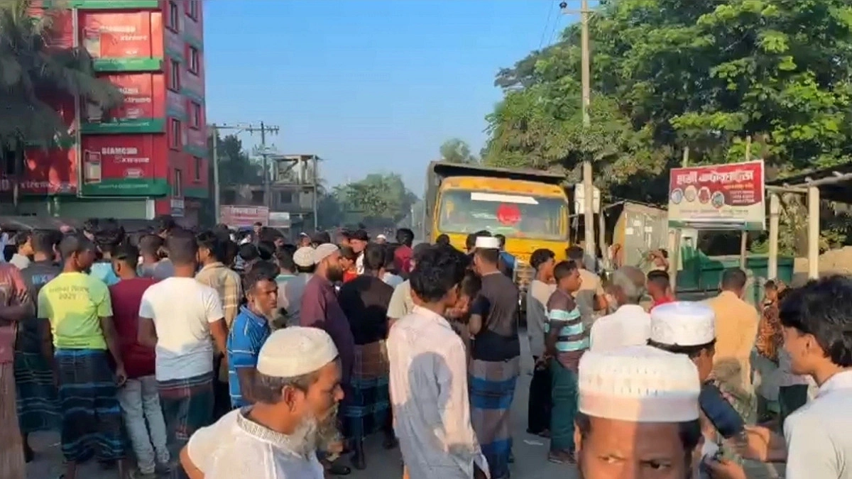 লক্ষ্মীপুরে ট্রাকচাপায় ভ্যানচালক নিহত, সড়ক অবরোধ