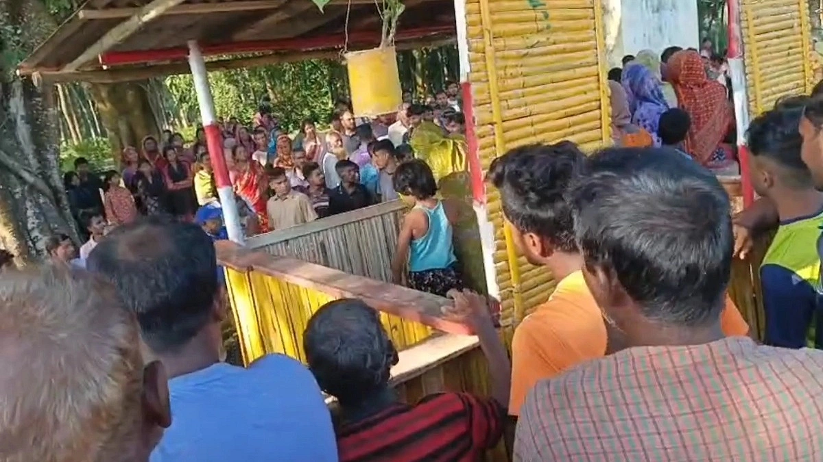 পাঁচবিবিতে সেতুর পাশে পড়ে ছিল অটোরিকশাচালকের রক্তাক্ত মরদেহ