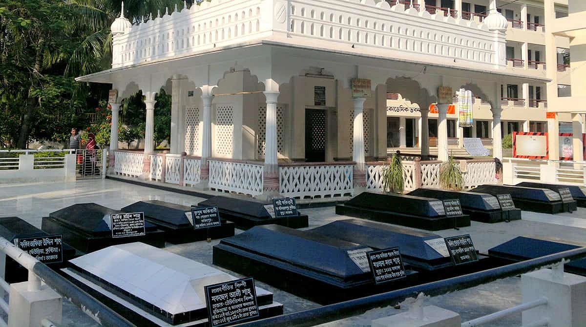 লালন সাঁইয়ের শিষ্যদের সমাধি