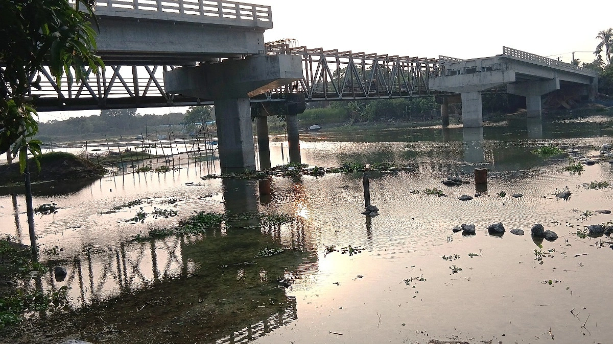 সাত মাস ধরে বন্ধ ৩০ কোটি টাকার সেতু নির্মাণ কাজ, দুর্ভোগে হাজারো মানুষ