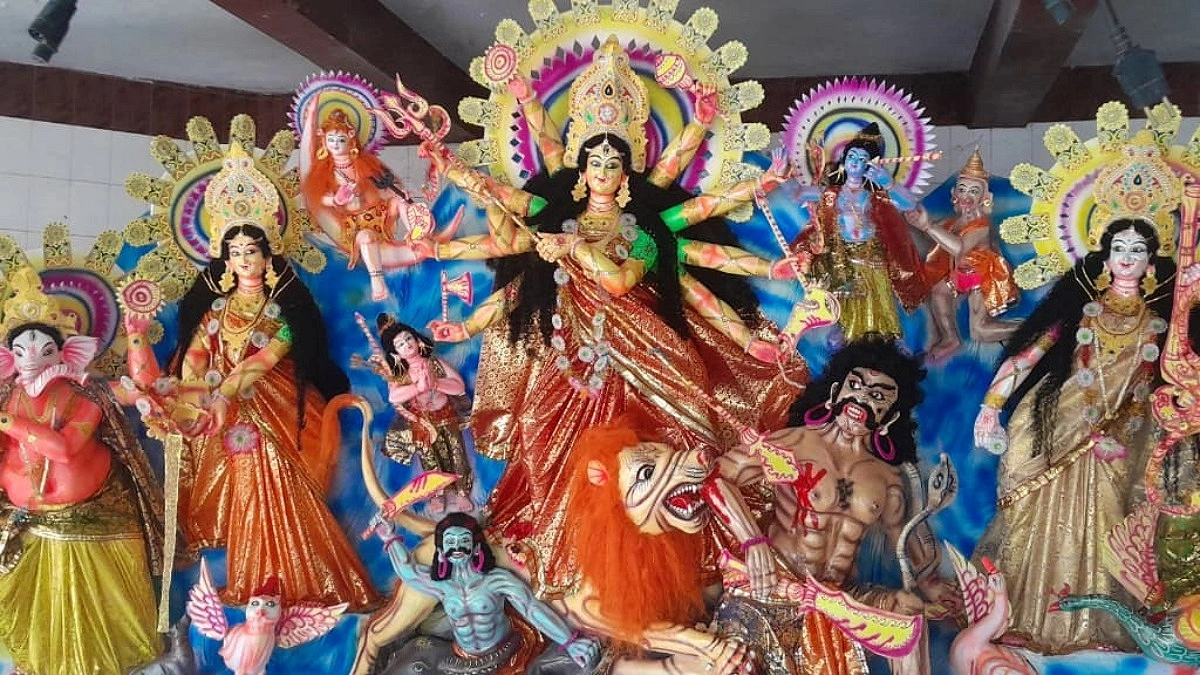 শঙ্খধ্বনি আর ঢাকের গর্জনে মণ্ডপে মণ্ডপে দেবীবরণ