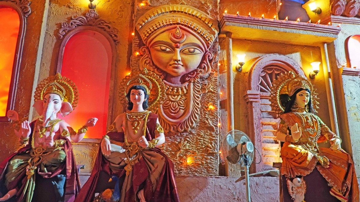 লক্ষ্মী কার্তিক গণেশ ও সরস্বতী প্রতিমাগুলোকে মূল আসনে বসানোর জন্য প্রস্তুত করে রেখেছেন