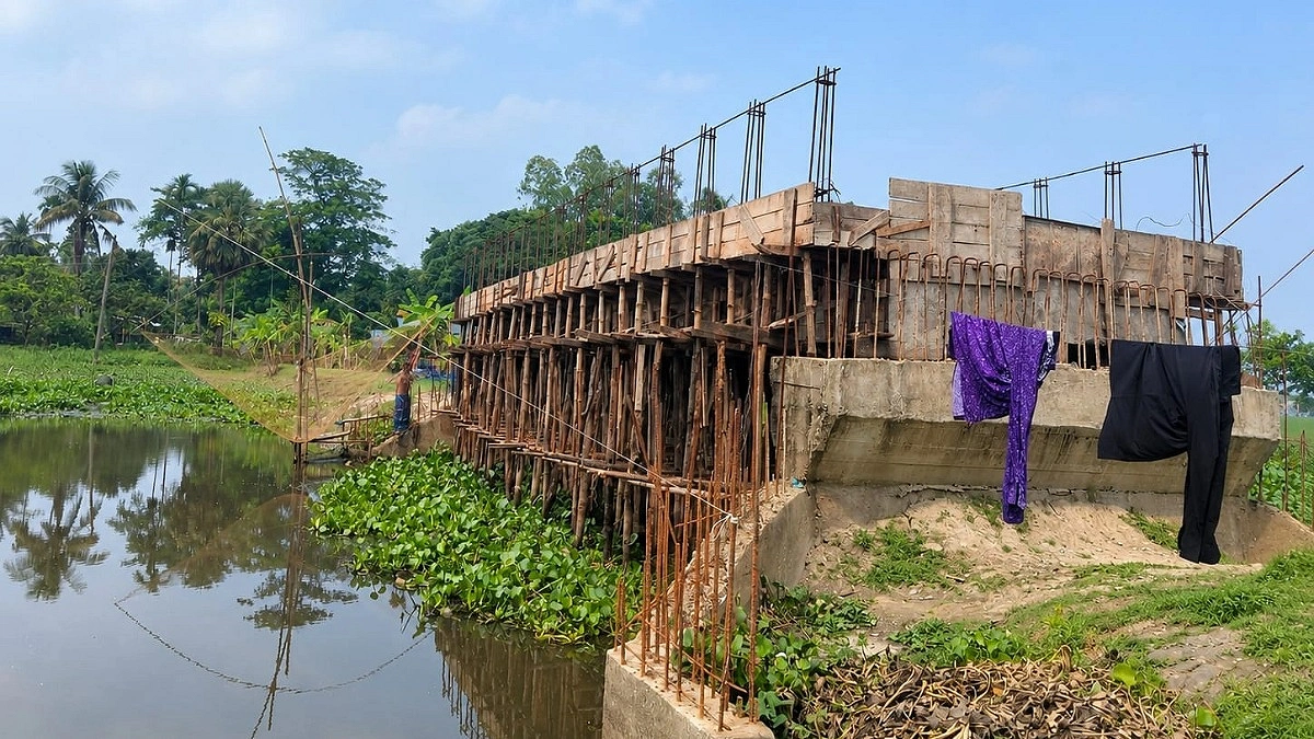 বারহাট্টায় কাদাপাথর দিয়ে সেতু ঢালাই করায় বন্ধ কাজ