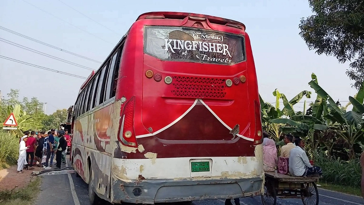 ফরিদপুরে বাসের সঙ্গে মুখোমুখি সংঘর্ষে অ্যাম্বুলেন্সের ৩ যাত্রী নিহত
