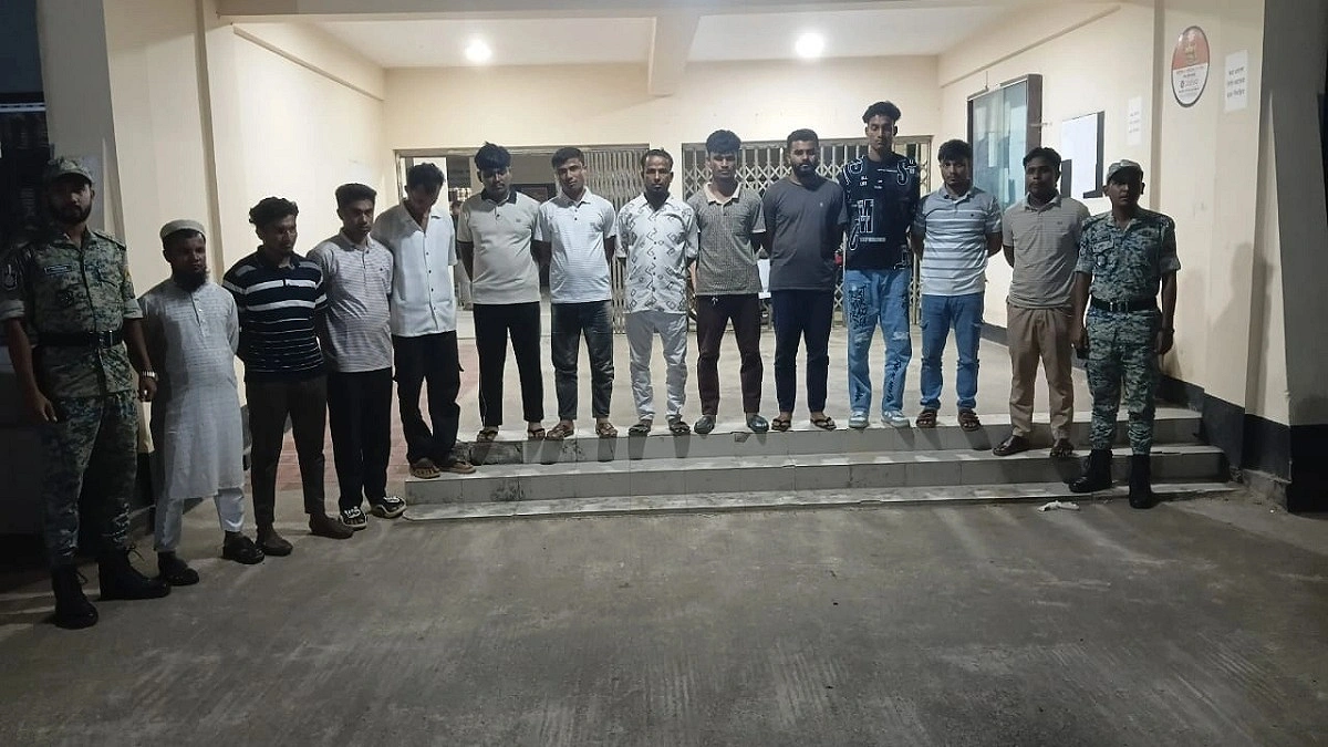 মদ নিয়ে আটক ১২ রোহিঙ্গার ১৫ দিনের কারাদণ্ড