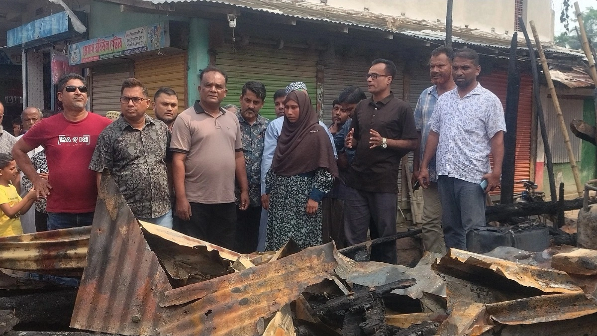 মধ্যরাতে অগ্নিকাণ্ড: স্বপ্ন পুড়ে ছাই হোটেলমালিকের