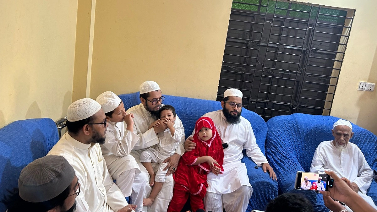 মুফতি নাসরুল্লাহর পরিবারের পাশে এনসিপি, খোঁজ নিলেন নাহিদ ইসলাম