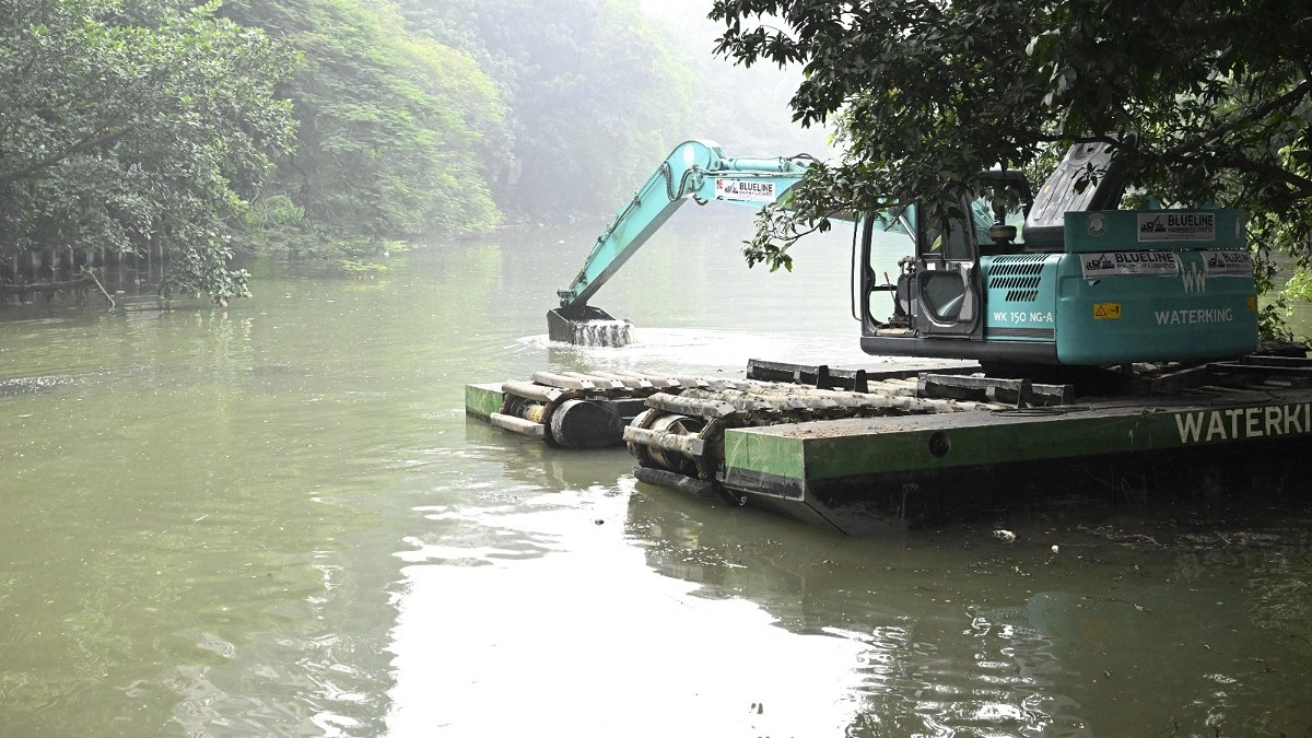 ধানমন্ডি লেকের রূপ ফেরাতে ২৬ কোটি টাকায় ড্রেজিং শুরু