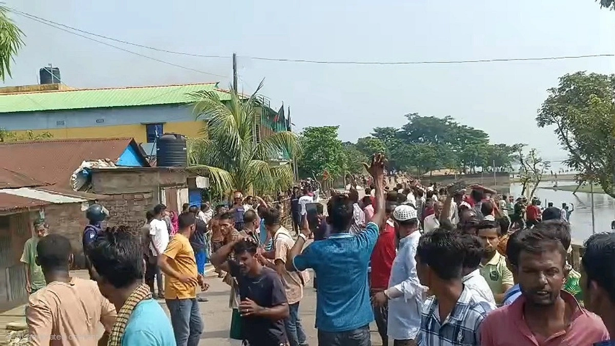 মসজিদের মাইকে ঘোষণা দিয়ে সহকারী পুলিশ সুপারের কার্যালয়ের সামনে সংঘর্ষ