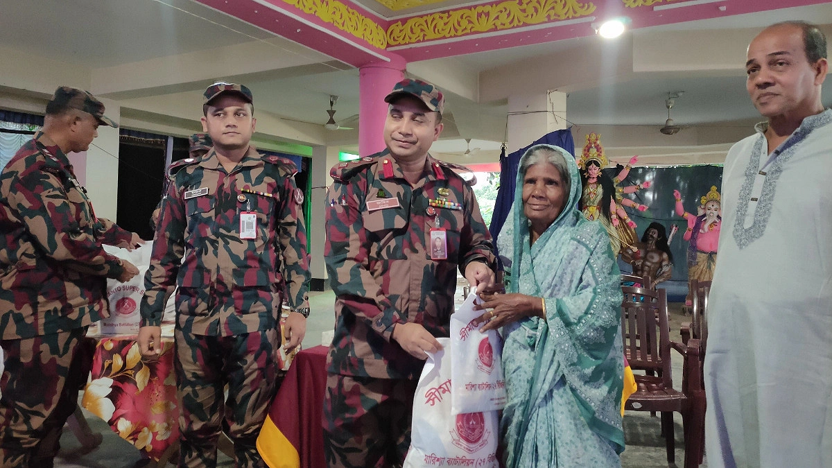 বাঘাইছড়িতে ৫০ পরিবারকে বিজিবির পূজার উপহার