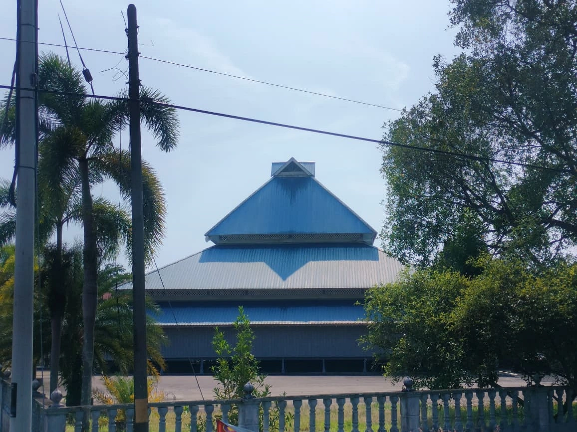 কাঠের ভিতের উপর তৈরি মসজিদ আল ইমান