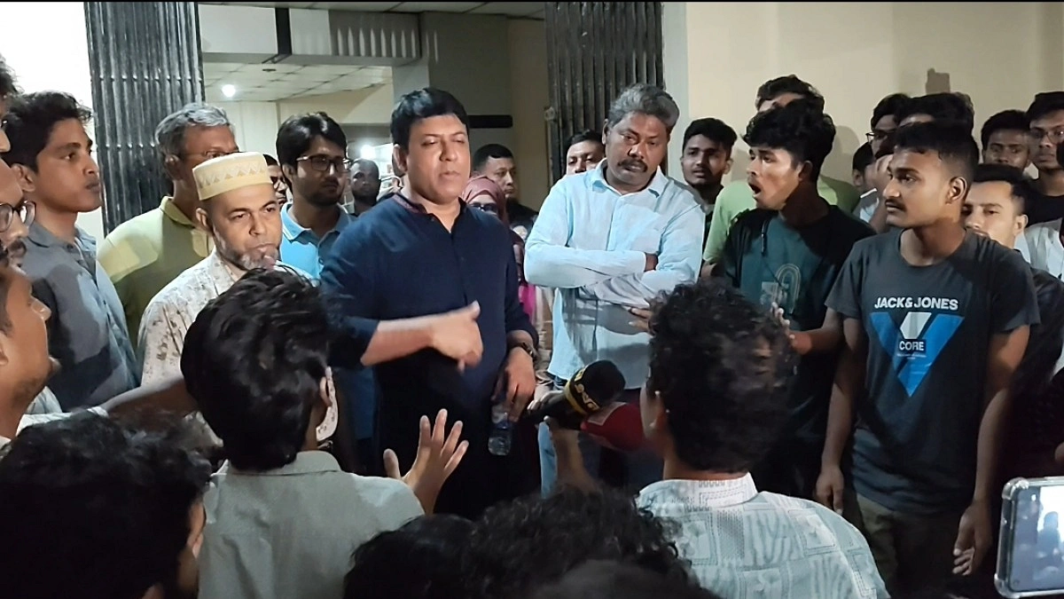 মামলায় অজ্ঞাতনামা আসামি রাবি প্রশাসনের, প্রতিবাদে সাংবাদিক-শিক্ষার্থীদের বিক্ষোভ