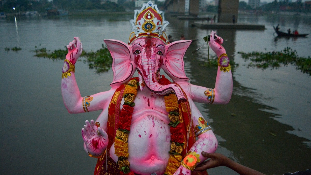 বিসর্জনের জন্য নদীর ঘাটে নিয়ে আসা হয়েছে হিন্দু দেবতা গণেশের প্রতিমা