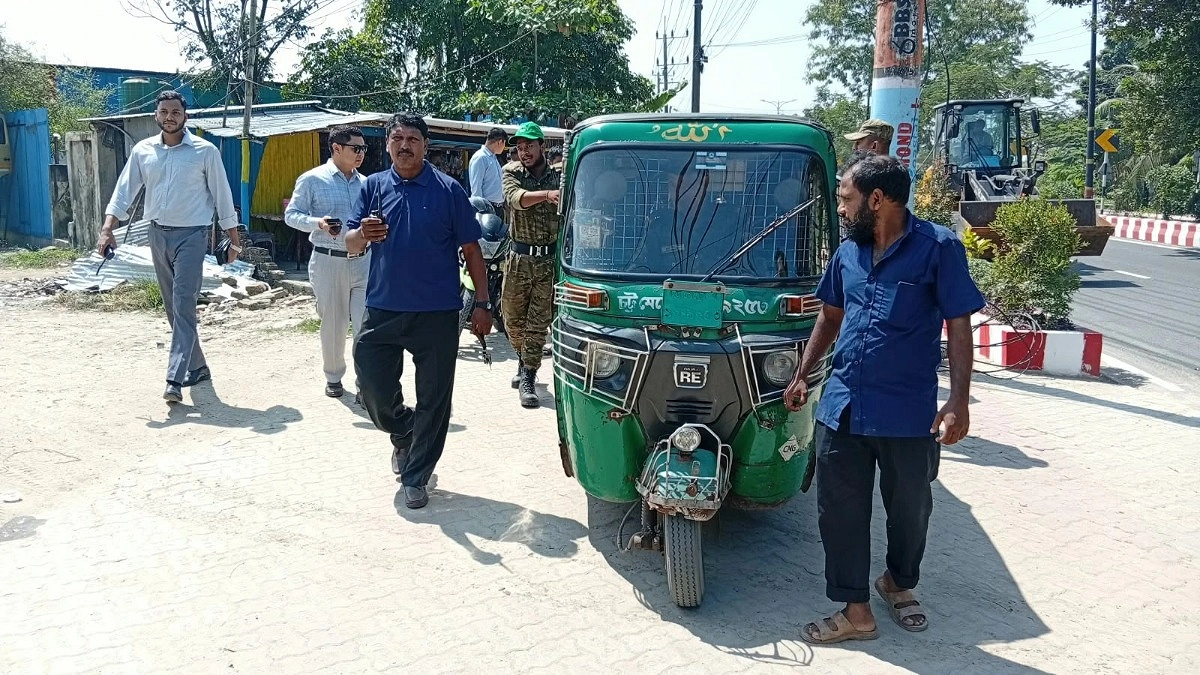 চালুর পরই সাইকেল ট্র্যাকে অবৈধ পার্কিং, জরিমানা