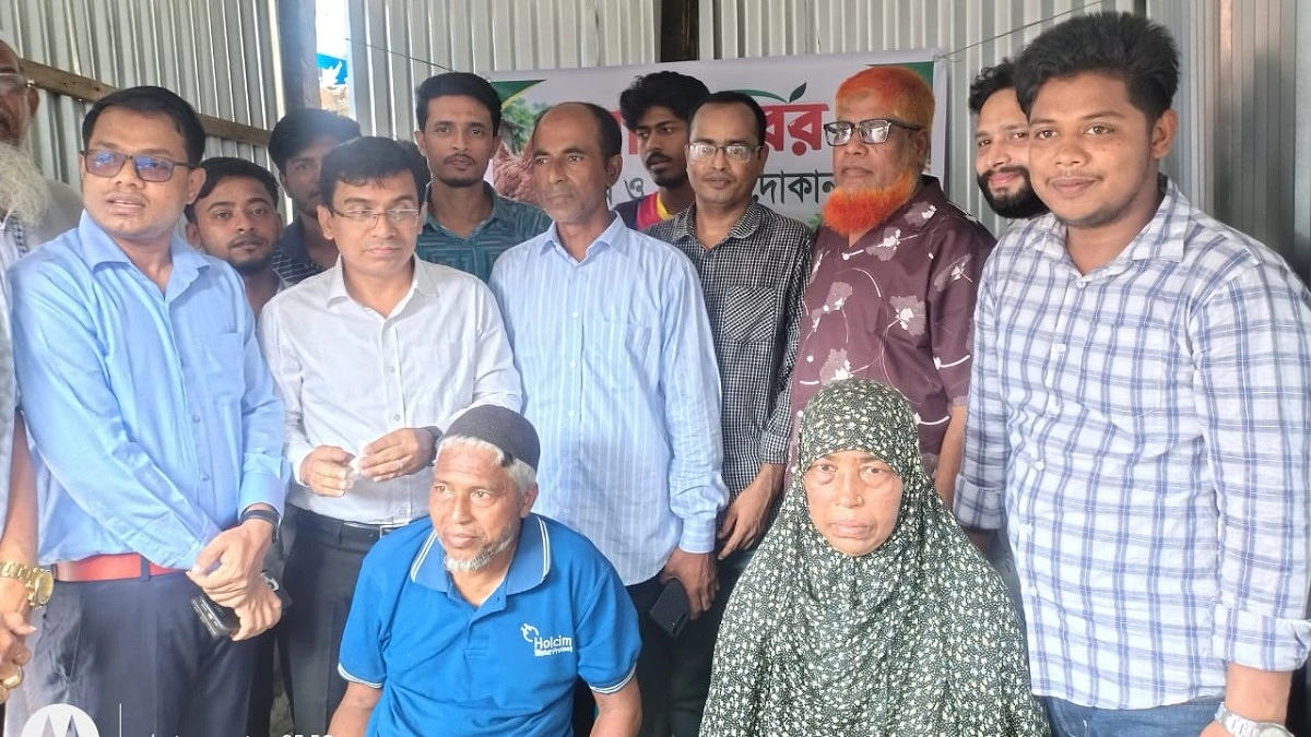 গৌরনদীতে খাসজমিতে দোকান পেলেন দুই ভিক্ষুক