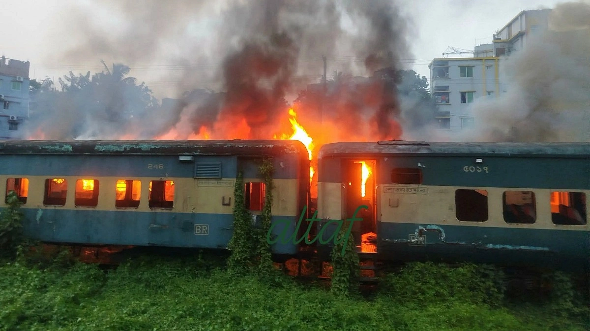 চট্টগ্রামে রেলের পরিত্যক্ত বগিতে আগুন