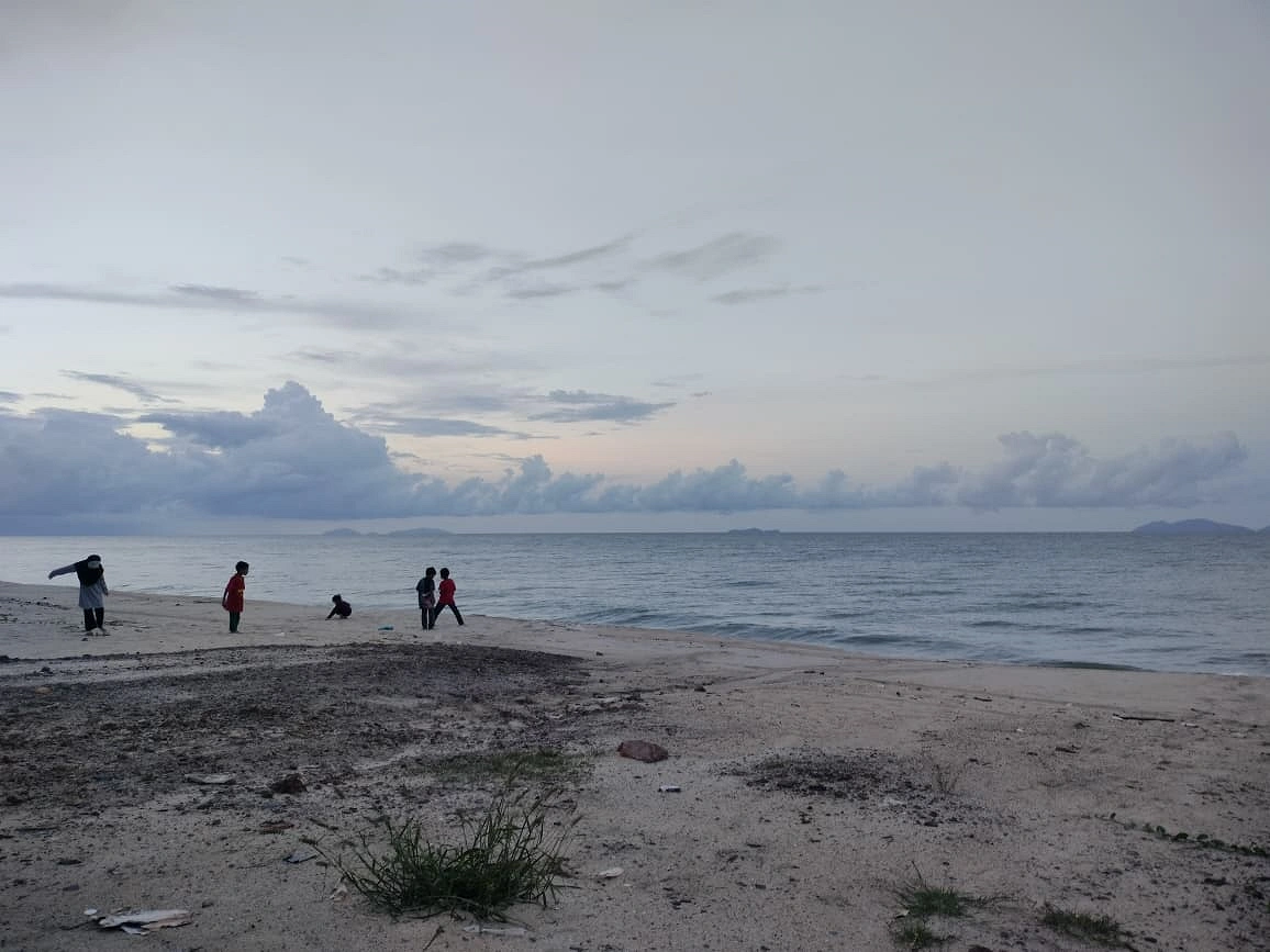 সৈকতে খেলছে মালয় শিশুরা