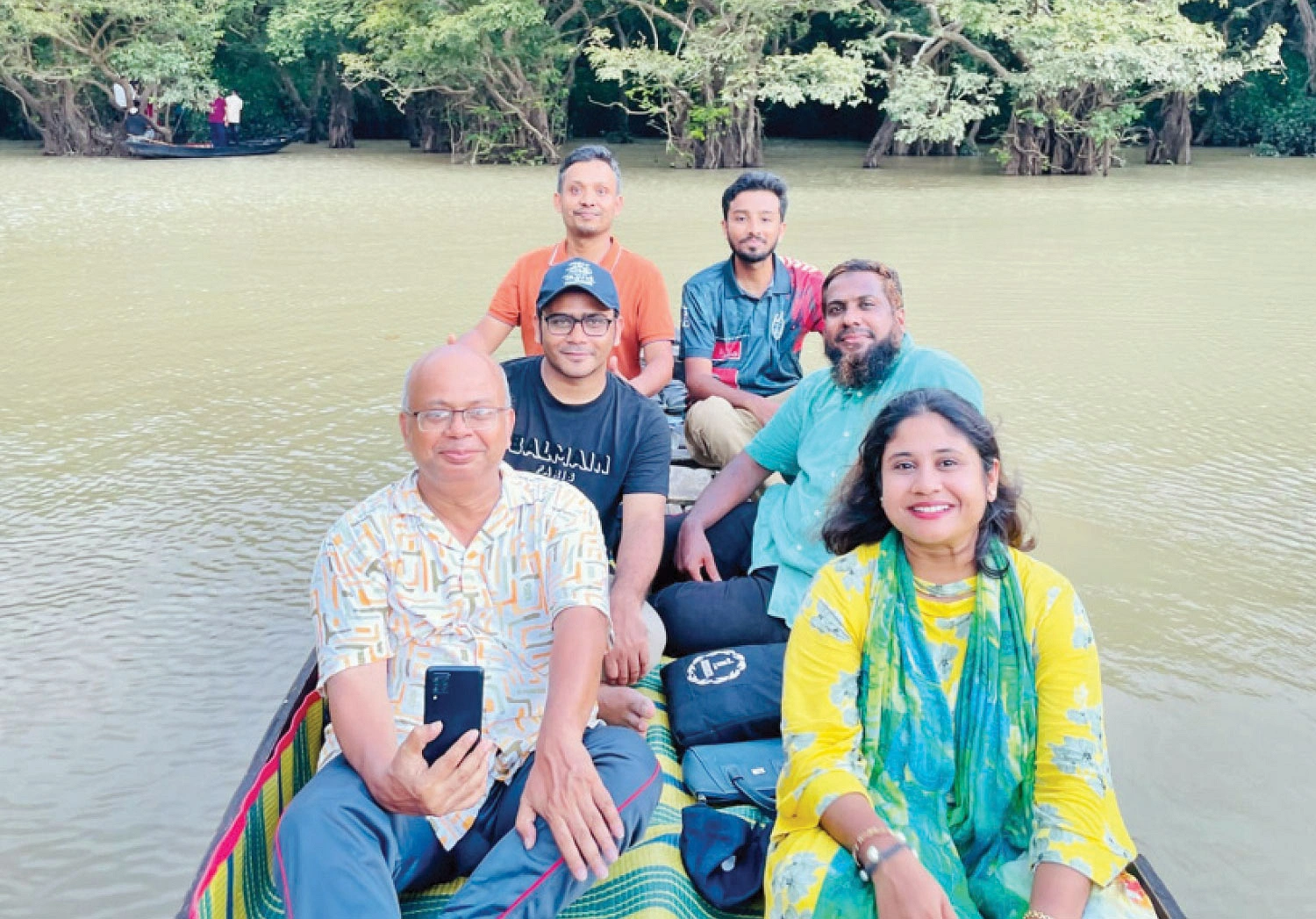 ক্লাসের ছাত্রছাত্রীদের সঙ্গে সিলেটের রাতারগুল ভ্রমণ। সামনে স্ত্রী সানজিদা সিদ্দিকা, পেছনে সহকর্মী ও ছাত্র ক্লাসের ছাত্রছাত্রীদের সঙ্গে সিলেটের রাতারগুল ভ্রমণ। সামনে স্ত্রী সানজিদা সিদ্দিকা, পেছনে সহকর্মী ও ছাত্র