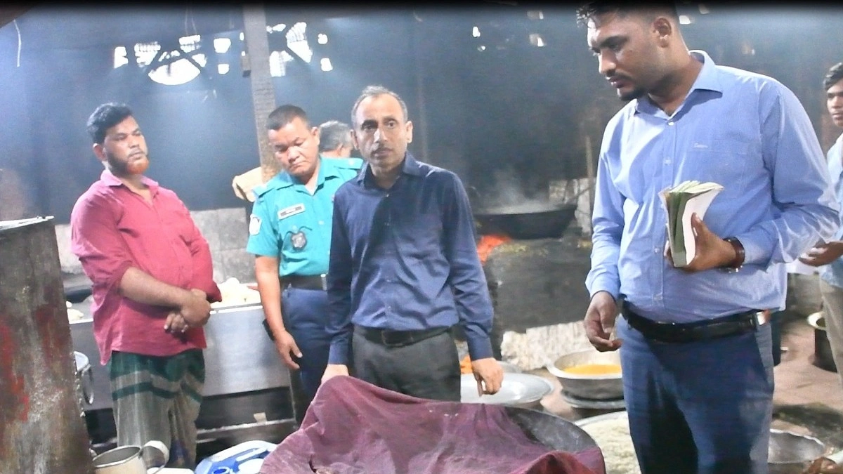 চট্টগ্রাম মেডিকেলের দুই ক্যান্টিনে পচা-বাসি খাবার