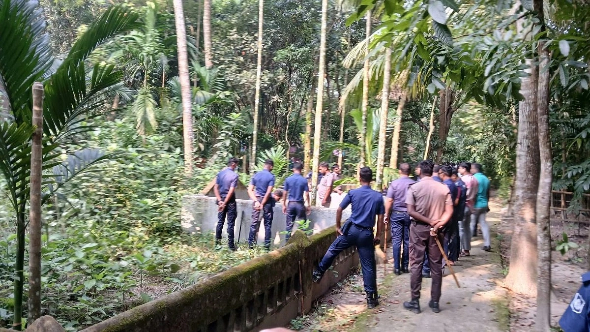 কবর থেকে সেলিম ও তার ছেলে চিত্রনায়ক শান্তর লাশ উত্তোলন